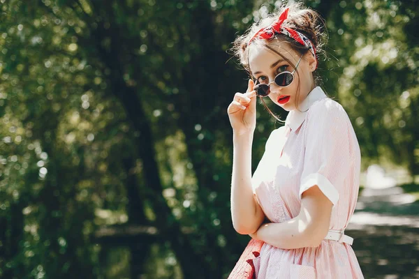 Ragazza retrò in un parco — Foto Stock