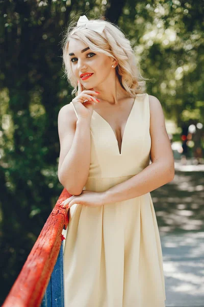 Chica retro en un parque —  Fotos de Stock