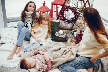 Aile Noel süslemeleriyle evde vakit geçiriyor.