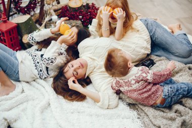 Aile Noel süslemeleriyle evde vakit geçiriyor.