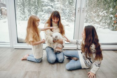 Aile evde vakit geçirir ve rüzgârların yanında durur.