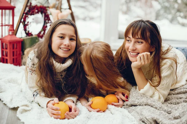 Familie verbringt Zeit zu Hause in einer Weihnachtsdekoration — Stockfoto