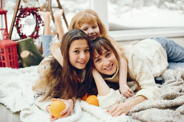 Rodinné trávení času doma v vánoční výzdobě — Stock fotografie