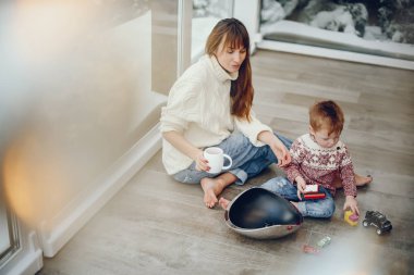 Aile Noel süslemeleriyle evde vakit geçiriyor.