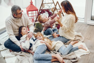 Aile Noel süslemeleriyle evde vakit geçiriyor.