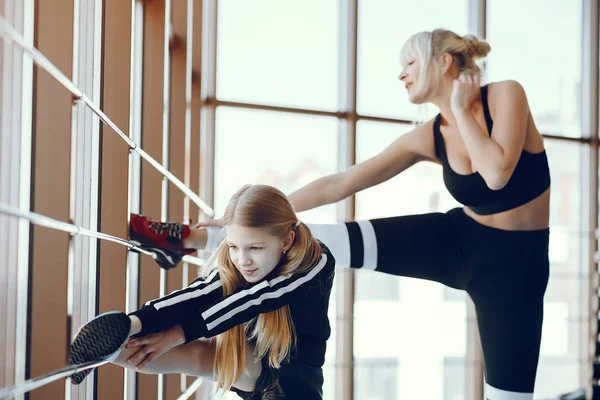 Madre con linda hija jugar deportes en el gimnasio —  Fotos de Stock