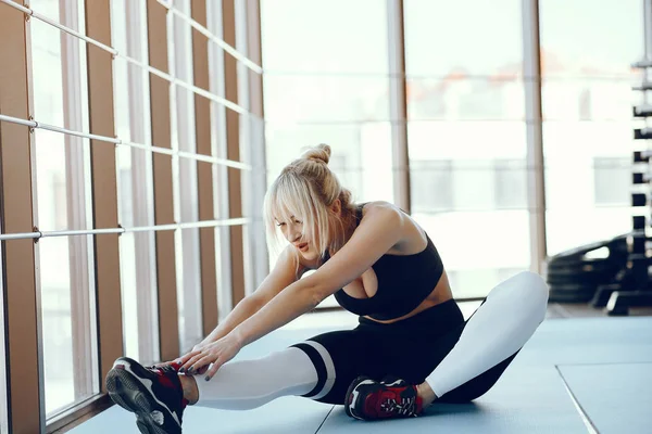 Ένα όμορφο κορίτσι ασχολείται με ένα γυμναστήριο. — Φωτογραφία Αρχείου