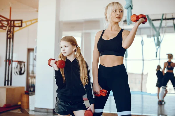Matka z cute córka grać sport w siłowni — Zdjęcie stockowe