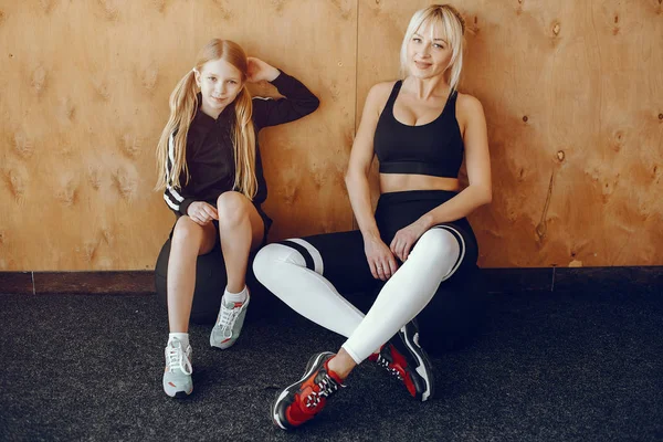 Madre e hija haciendo yoga en un estudio de yoga —  Fotos de Stock