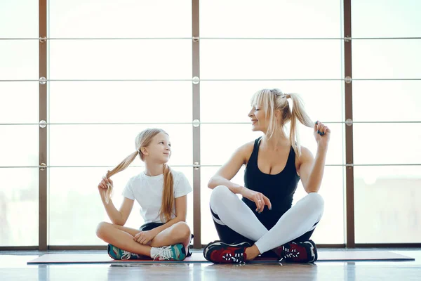 Мати і дочка роблять йогу в студії йоги — стокове фото
