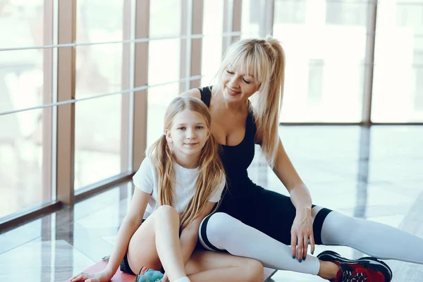Мати і дочка роблять йогу в студії йоги — стокове фото