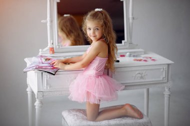 Evde kafasında bigudilerle küçük bir kız