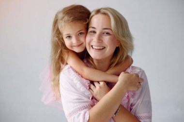 Anne ve küçük kızı evde iyi eğlenceler.