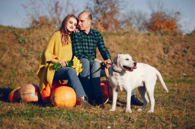 Güzel bir çift sonbahar parkında vakit geçirir.