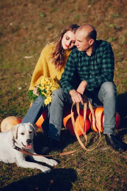 Güzel bir çift sonbahar parkında vakit geçirir.