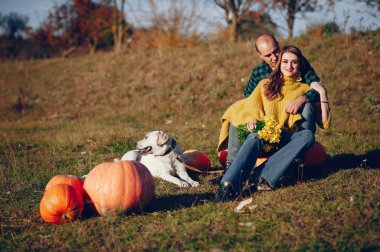 Güzel bir çift sonbahar parkında vakit geçirir.