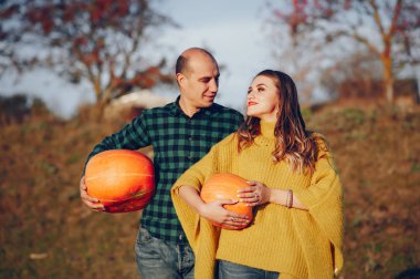 Güzel bir çift sonbahar parkında vakit geçirir.