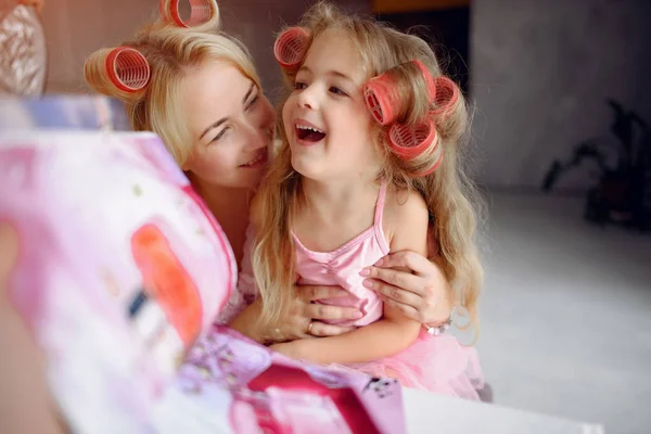 Anne ve kızı evde kafalarında bigudilerle — Stok fotoğraf
