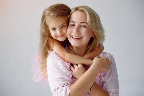 Anne ve küçük kızı evde iyi eğlenceler.