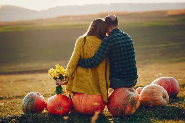 Beautiful couple spend time in a autumn park — Stock Photo, Image