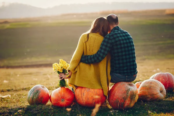 Beautiful couple spend time in a autumn park — Stock Photo, Image