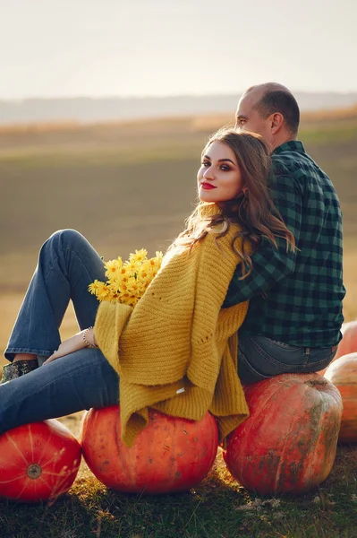 Прекрасная пара проводит время в осеннем парке — стоковое фото