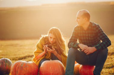 Güzel bir çift sonbahar parkında vakit geçirir.