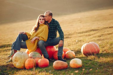 Güzel bir çift sonbahar parkında vakit geçirir.