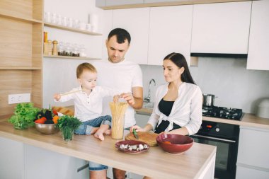 Aile, salatayı mutfakta hazırlayın.