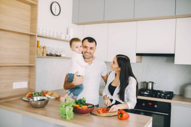 Aile, salatayı mutfakta hazırlayın.