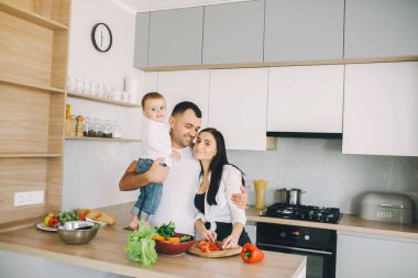 Aile, salatayı mutfakta hazırlayın.