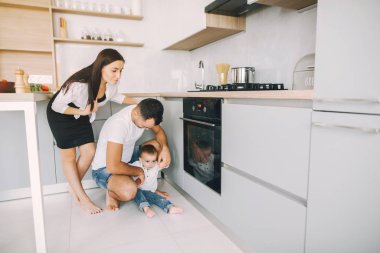 Küçük oğlu olan aile evde eğleniyor.