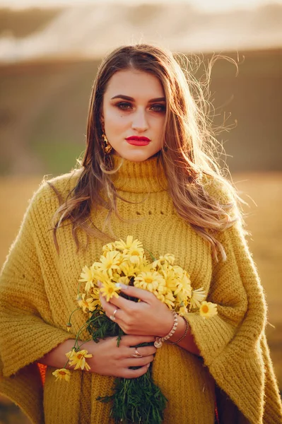 Cute girl have a rest in a autumn park — Stock Photo, Image