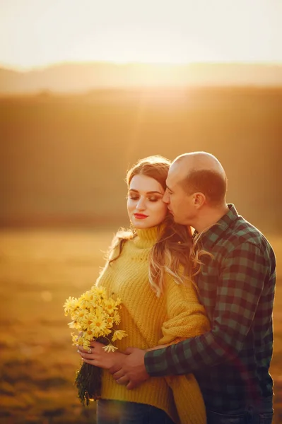 Hermosa pareja pasar tiempo en un parque de otoño —  Fotos de Stock