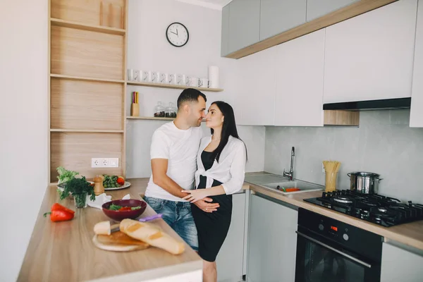 La familia preparan la ensalada en la cocina — Foto de Stock