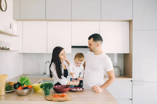 Aile, salatayı mutfakta hazırlayın. — Stok fotoğraf