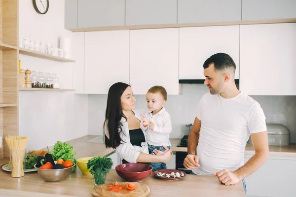 Aile, salatayı mutfakta hazırlayın. — Stok fotoğraf