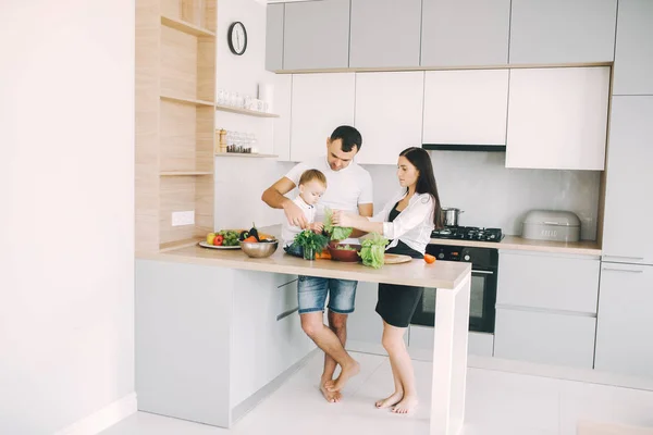 Keluarga menyiapkan salad di dapur — Stok Foto