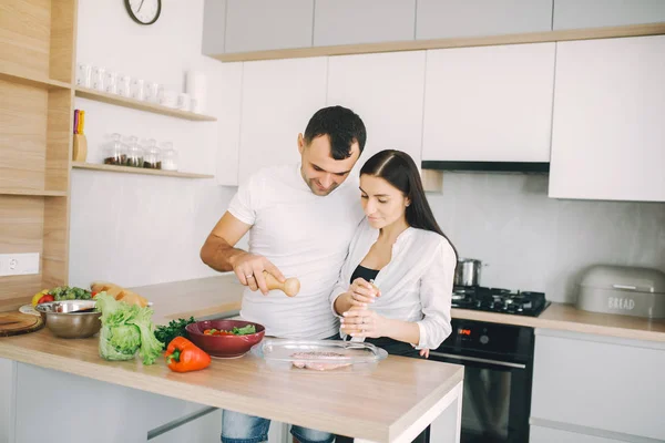 Keluarga menyiapkan salad di dapur — Stok Foto