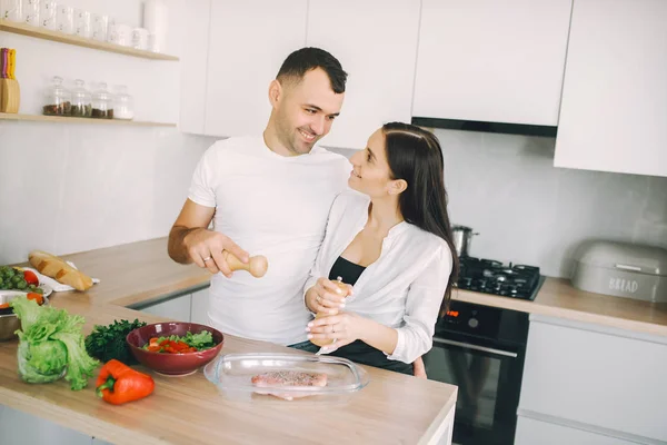 Keluarga menyiapkan salad di dapur — Stok Foto