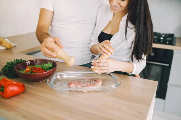 Keluarga menyiapkan salad di dapur — Stok Foto