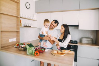 Aile, salatayı mutfakta hazırlayın.