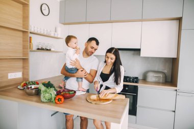 Aile, salatayı mutfakta hazırlayın.