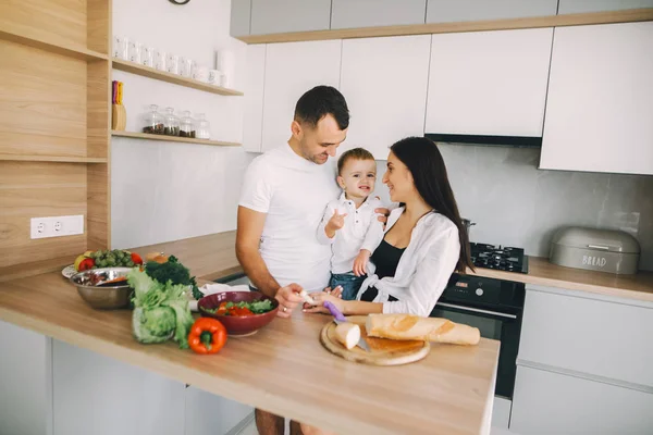 Keluarga menyiapkan salad di dapur — Stok Foto