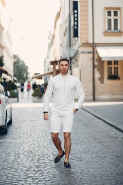 Bir yaz şehirde yakışıklı businesman