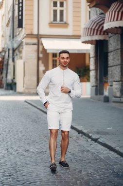 Bir yaz şehirde yakışıklı businesman