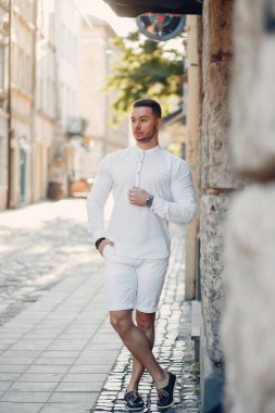 Bir yaz şehirde yakışıklı businesman