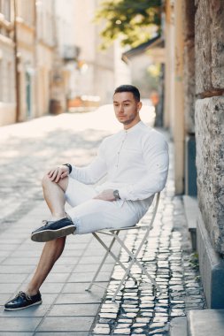 Bir yaz şehirde yakışıklı businesman