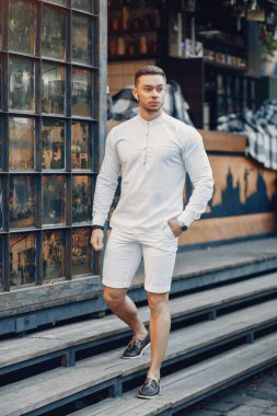 Bir yaz şehirde yakışıklı businesman