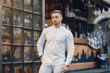 Bir yaz şehirde yakışıklı businesman